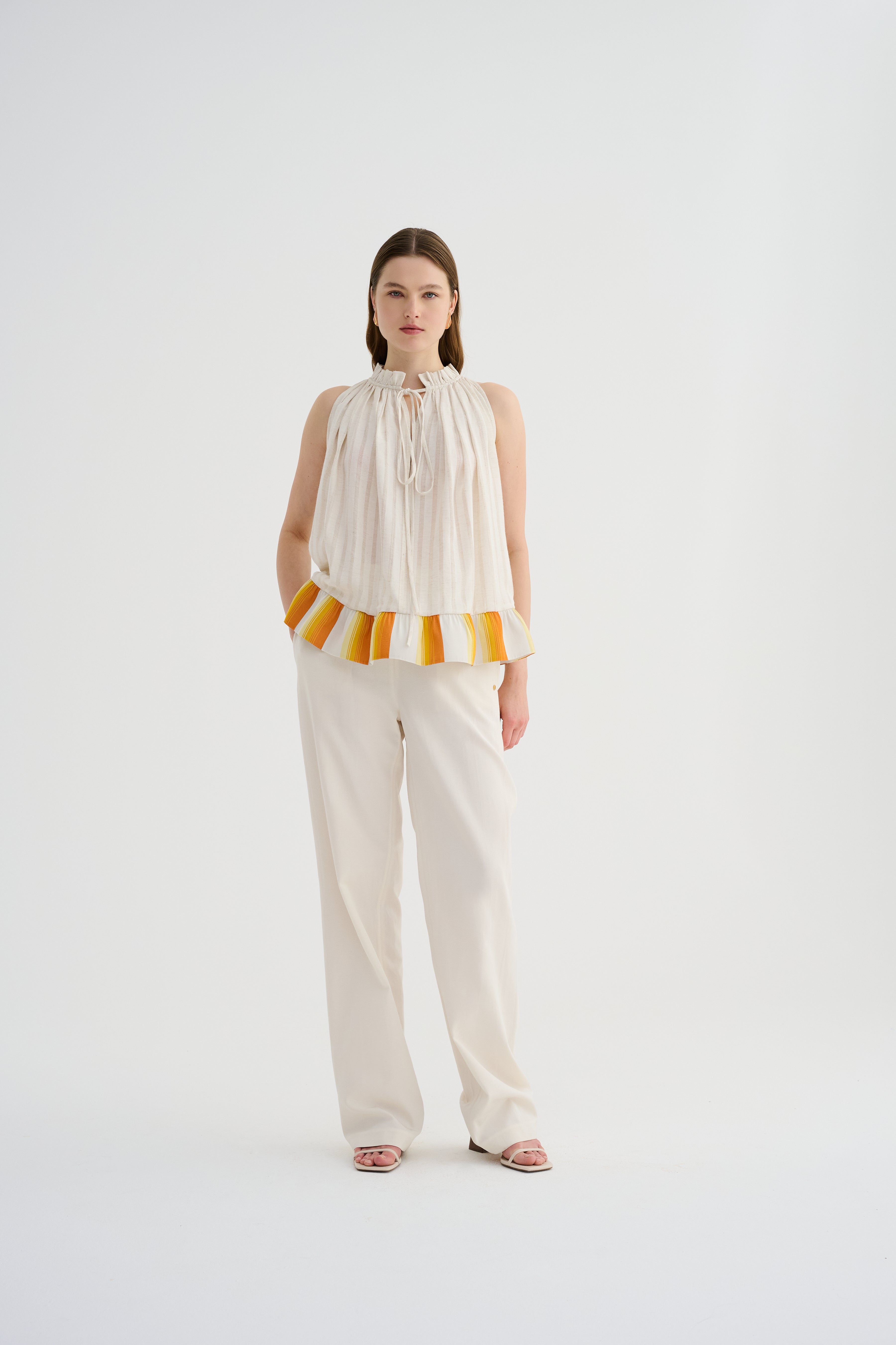 Volanlı Kolsuz Kutnu Bluz