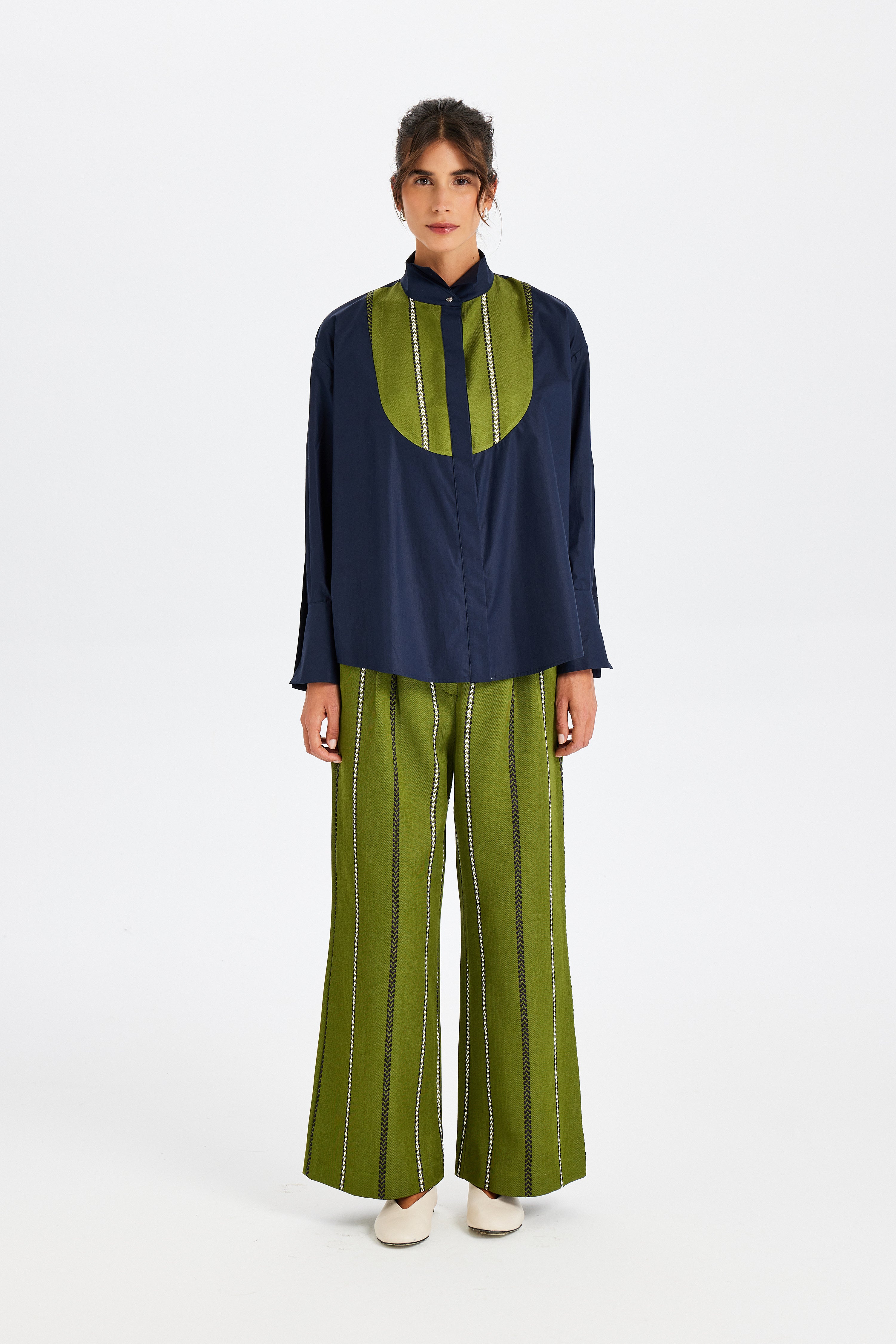 Kutnu Detaylı Smokin Yaka Poplin Gömlek