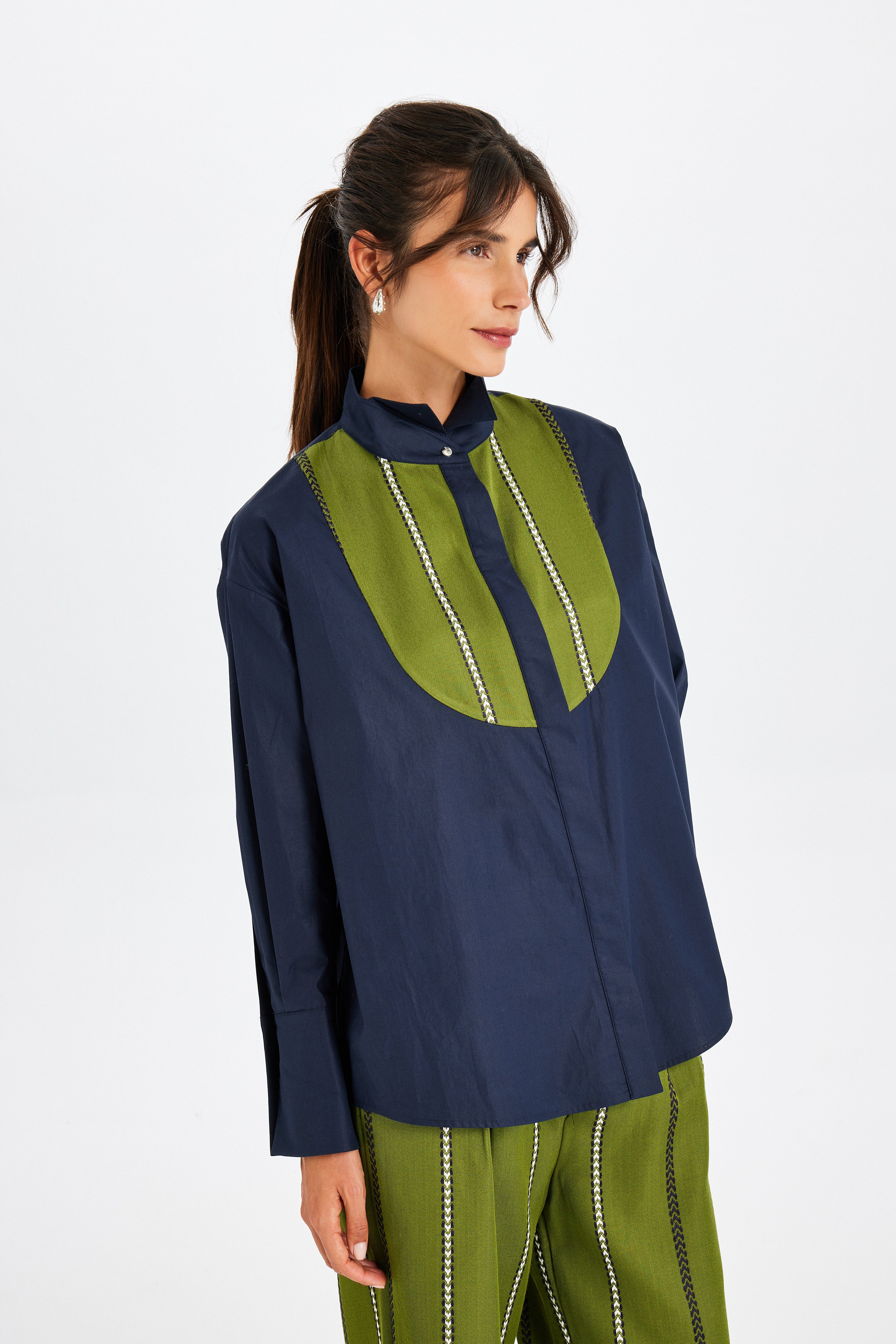 Kutnu Detaylı Smokin Yaka Poplin Gömlek